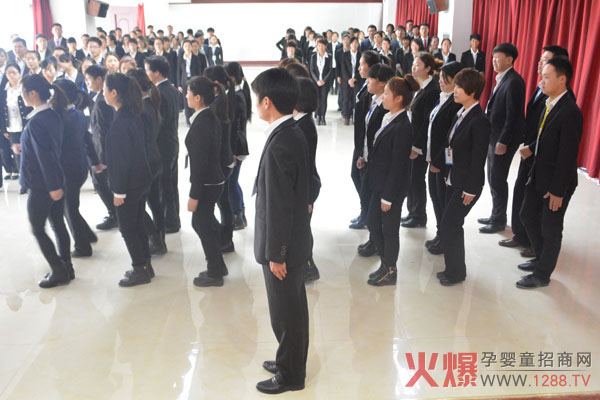 火爆網(wǎng)早會(huì)現(xiàn)場