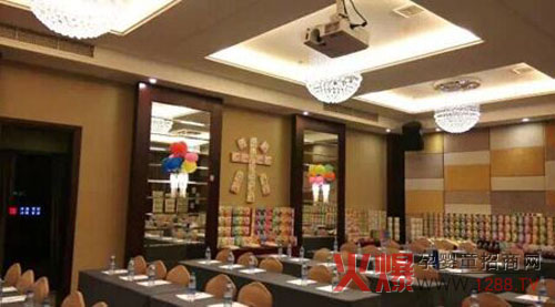 ����ף�R��(y��u)�ǋ냺�����׷���Ʒ�ƽ��(hu��)�A�M(m��n)��Ļ