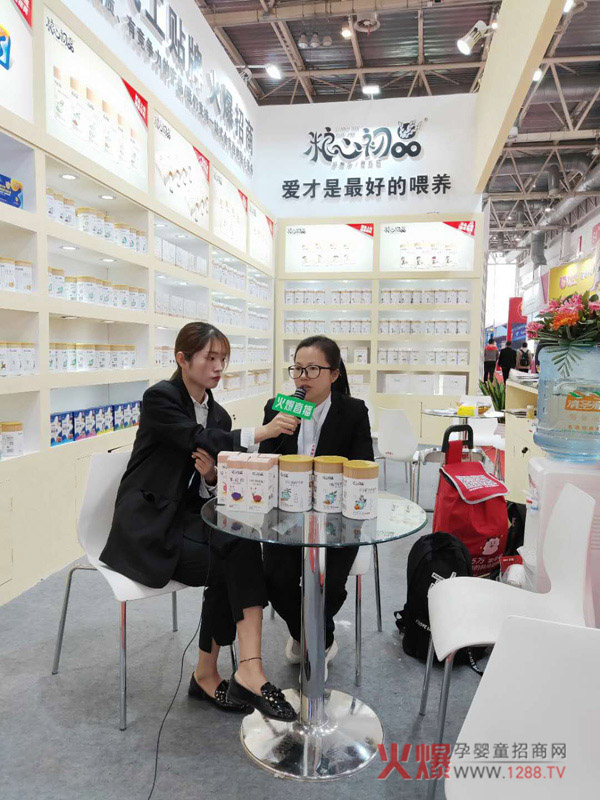 糧心初品品牌負(fù)責(zé)人接受火爆嬰童網(wǎng)現(xiàn)場直播采訪 糧心初品品牌負(fù)責(zé)人接受火爆嬰童網(wǎng)現(xiàn)場直播采訪