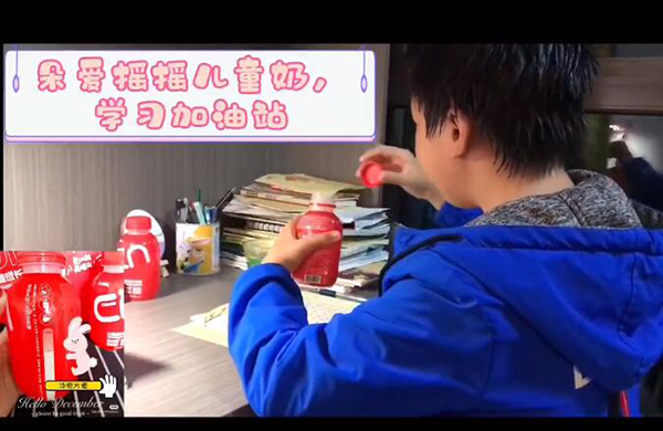 �����ۋ뷿���ƶ��YOYOBOT��ͯ�̷� �K�˻��(d��ng)����""��ɫ��