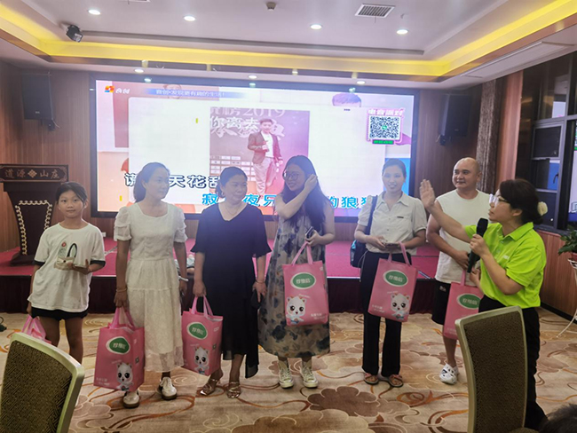 合影留念.jpg 合影留念.jpg