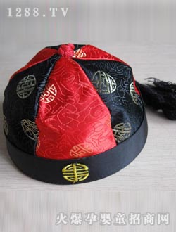 һ���t��ɫ����ñ